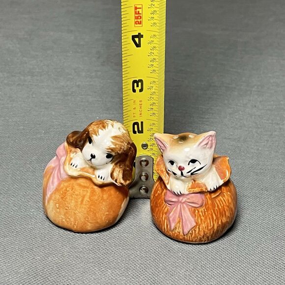 Vntg Salt & Pepper Shakers Cat and Dog in Sack Shaker Set-Anthropomorphic-Kitsch - Picture 7 of 8
